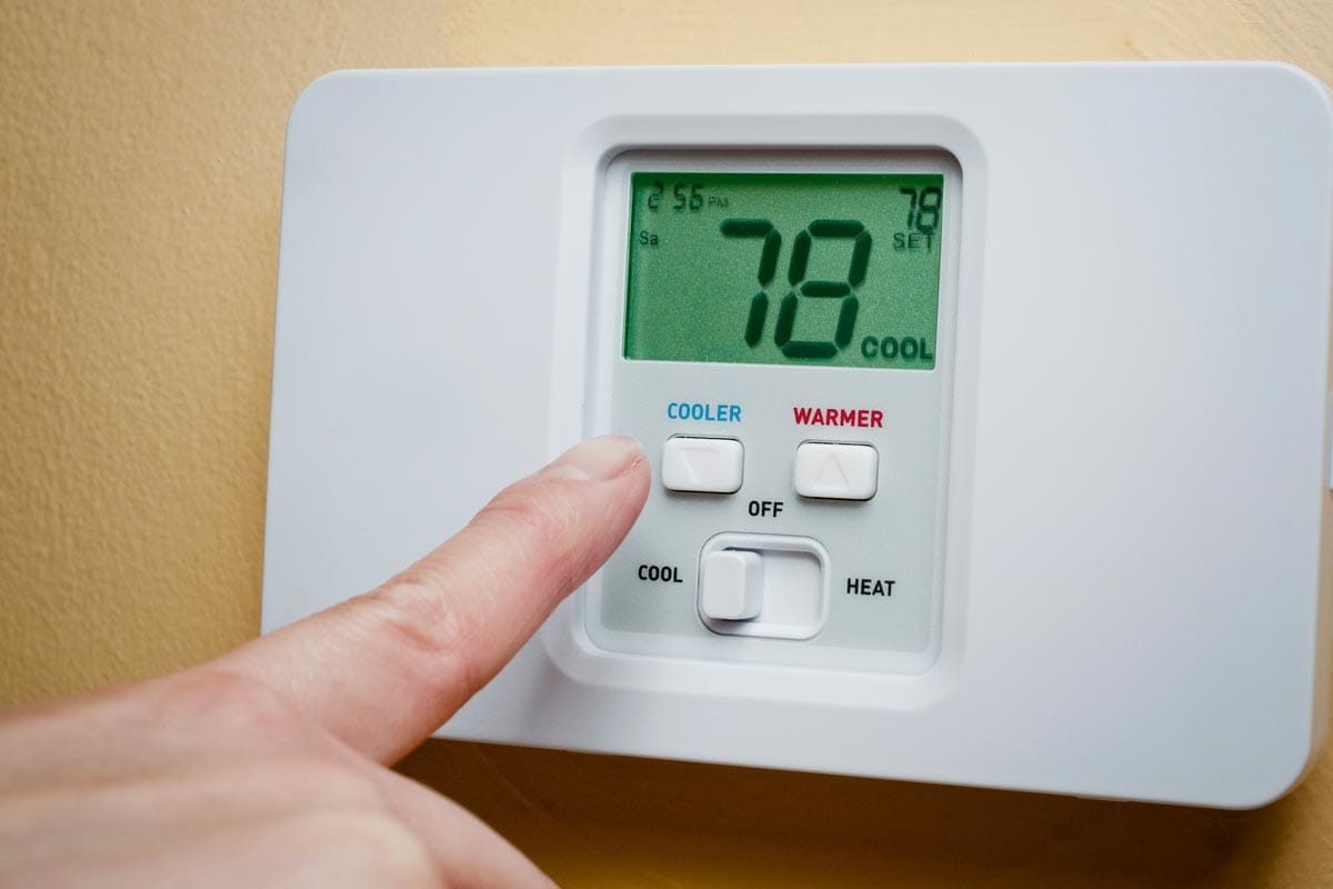 Setting thermostat on air conditioner