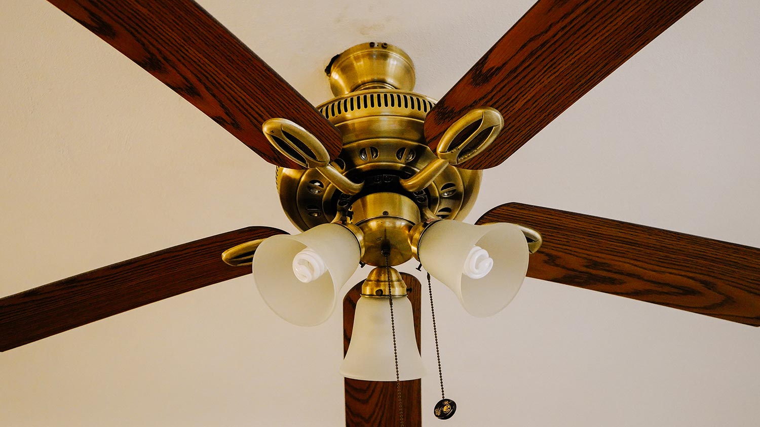 Brown and gold vintage lamp with ventilador