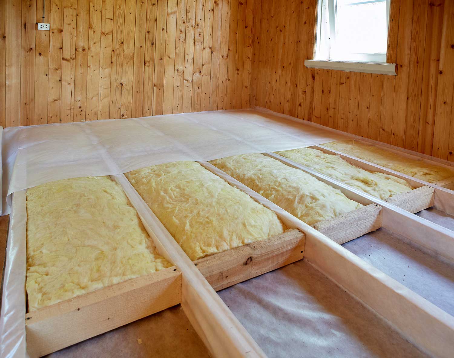 Covering insulation mineral wool with the use of hydro-vapor barrier material in the room of the country house