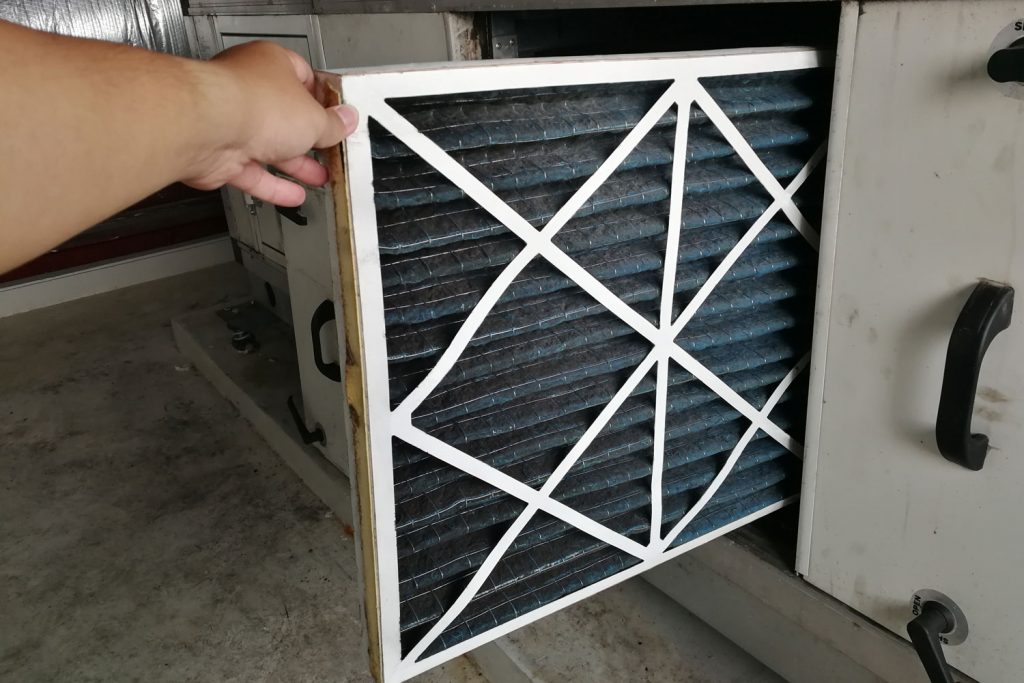 Changing the filter of the living room furnace