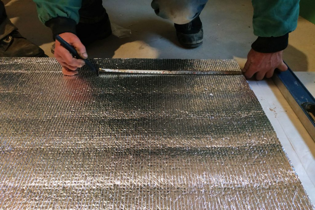 Heat-saving material, measuring the length and width of the foil.