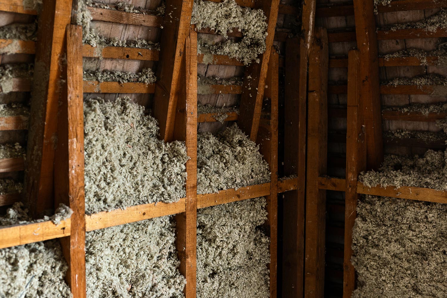 Loose-fill fiber and sheep wool insulation in walls