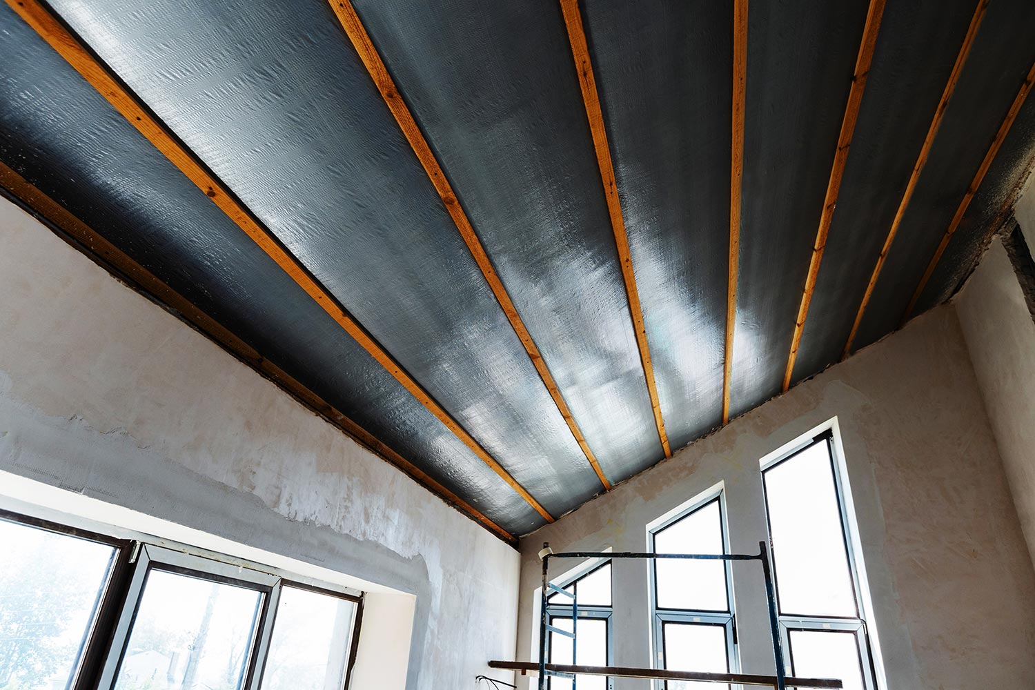Sheathing with heat-insulating materials of the inner surface of the ceiling