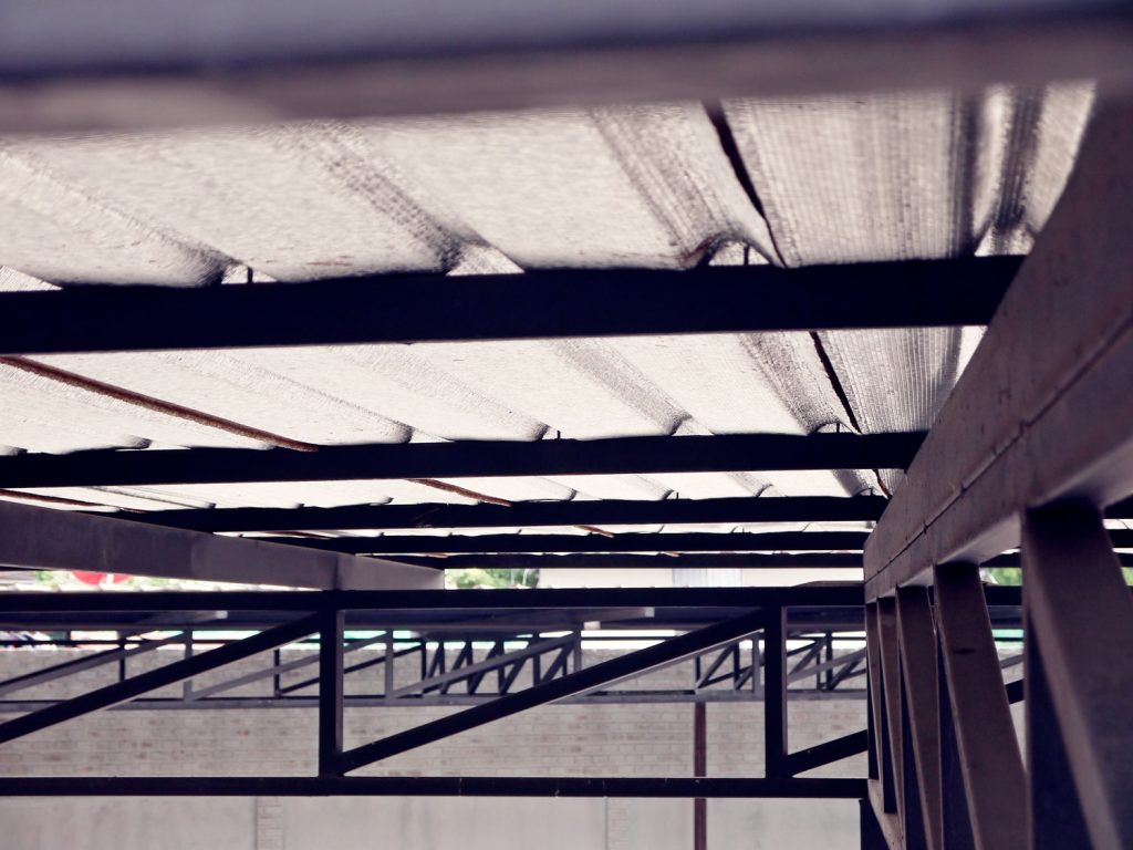 Under metal sheet attached to the roof insulation pattern