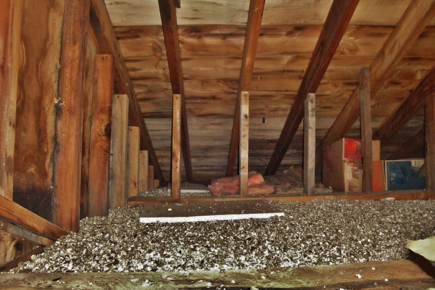 Asbestos insulation on the attic roofing