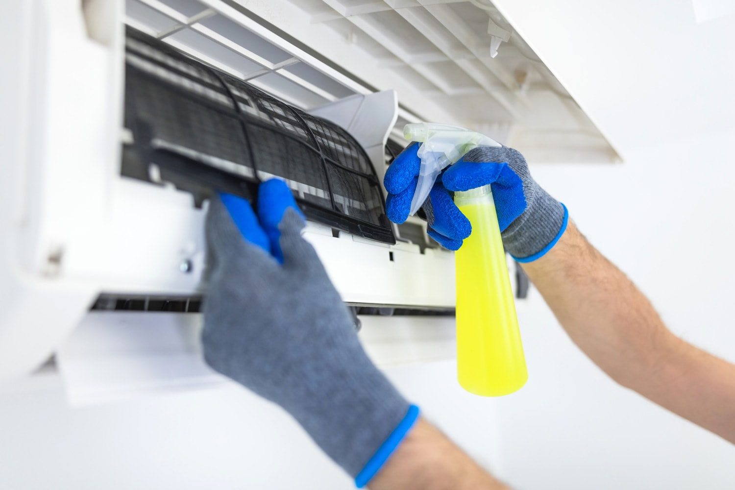 aircondition service and maintenance, fixing AC unit and cleaning the filters