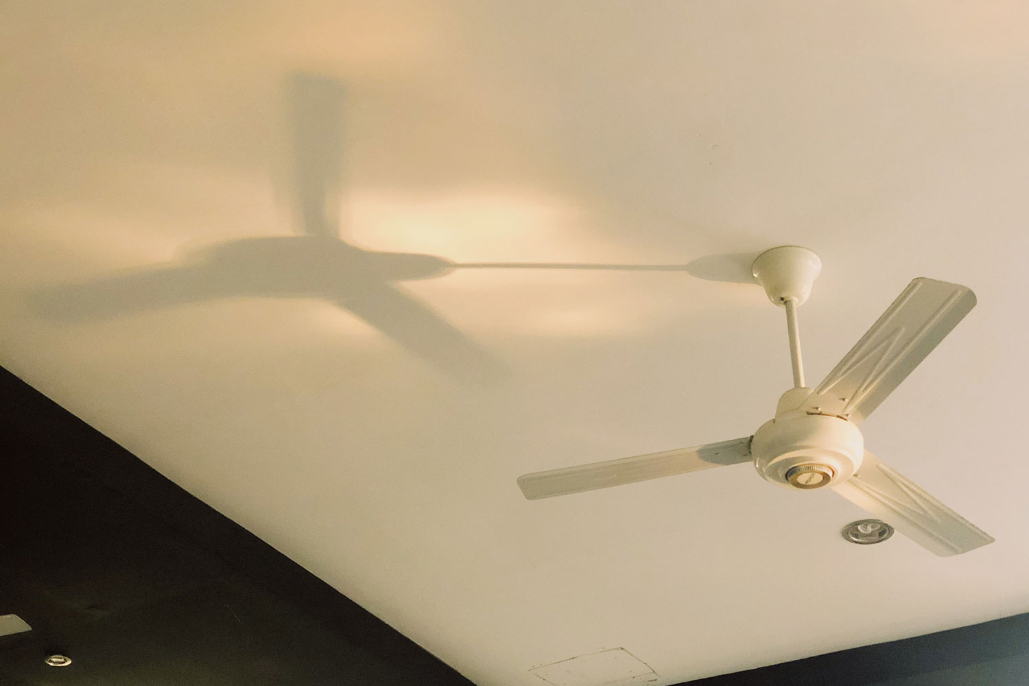 A ceiling fan inside an empty living room