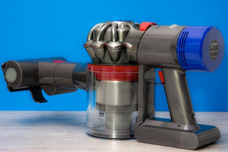 A Dyson v7 vacuum cleaner, How To Clean The Filter On A Dyson V7