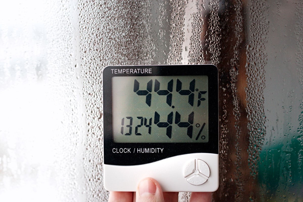 Humidity indicator is indicated on the hygrometer of the device