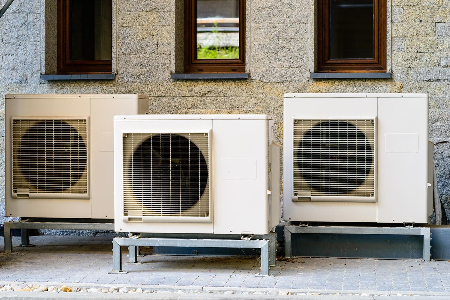 Air conditioning system assembled on side of a building