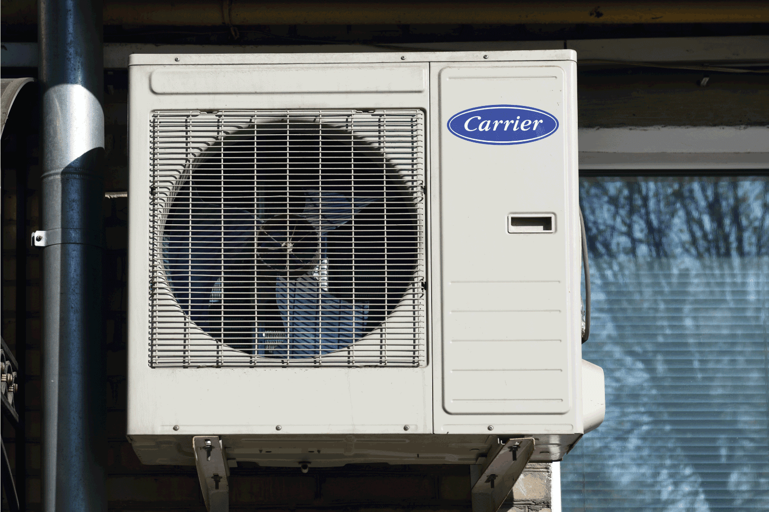 Conditioning CARRIER air conditioning outside the building.