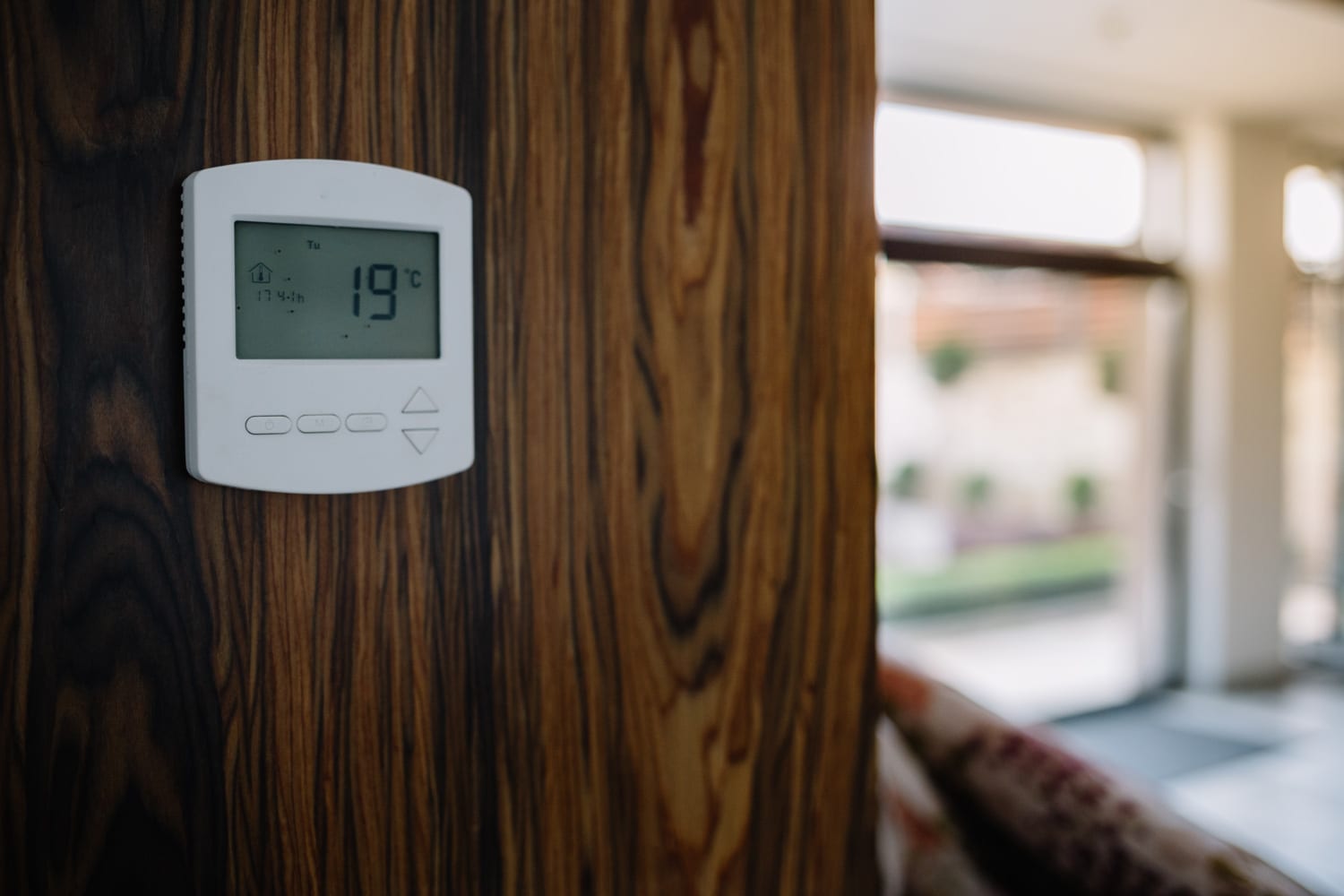 Programmable thermostat for temperature control in home