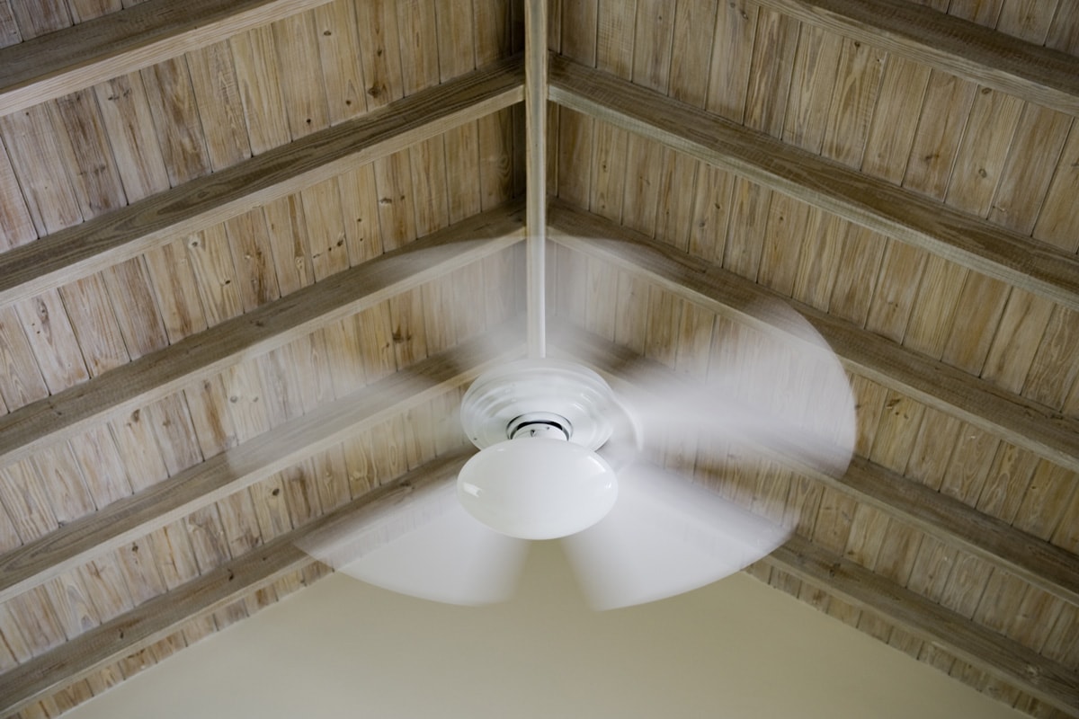 Ceiling fan, movement in blades