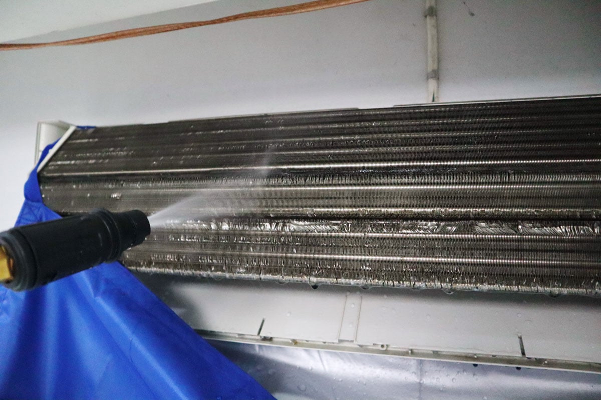 Washing the coil of an air conditioning unit