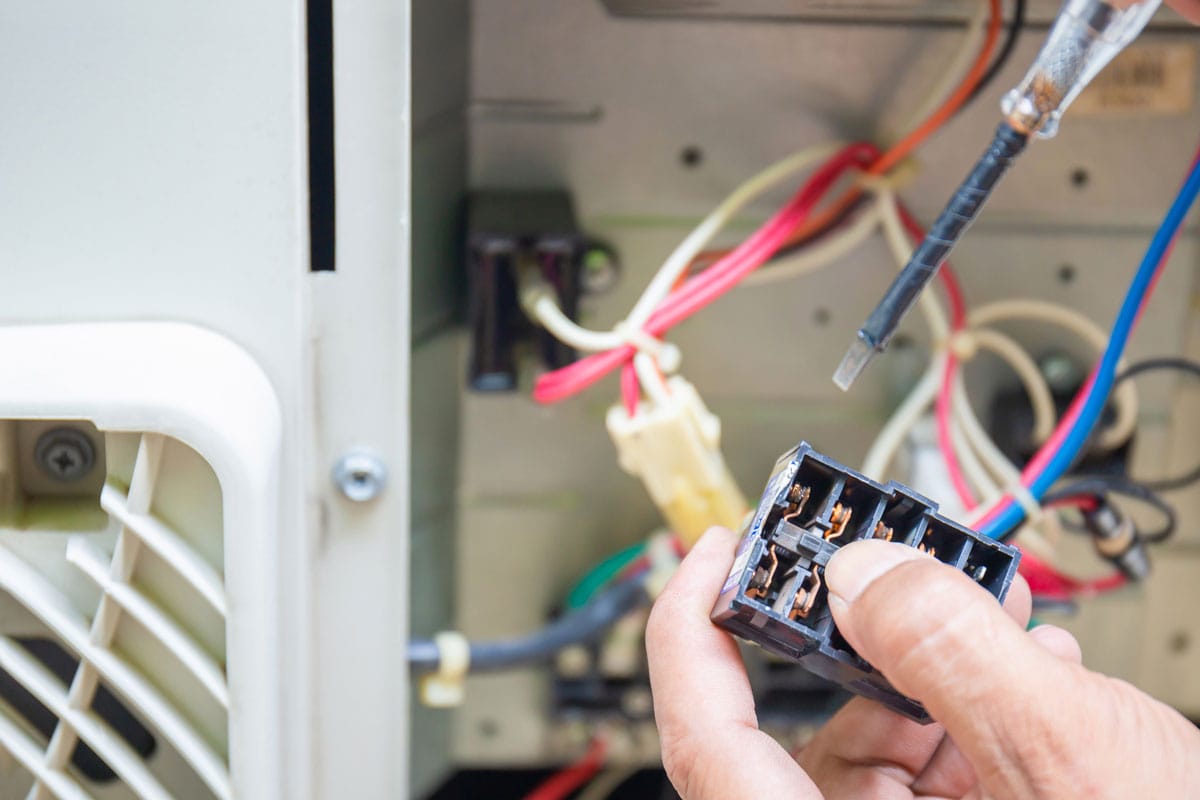 Checking contactor by using flat screw