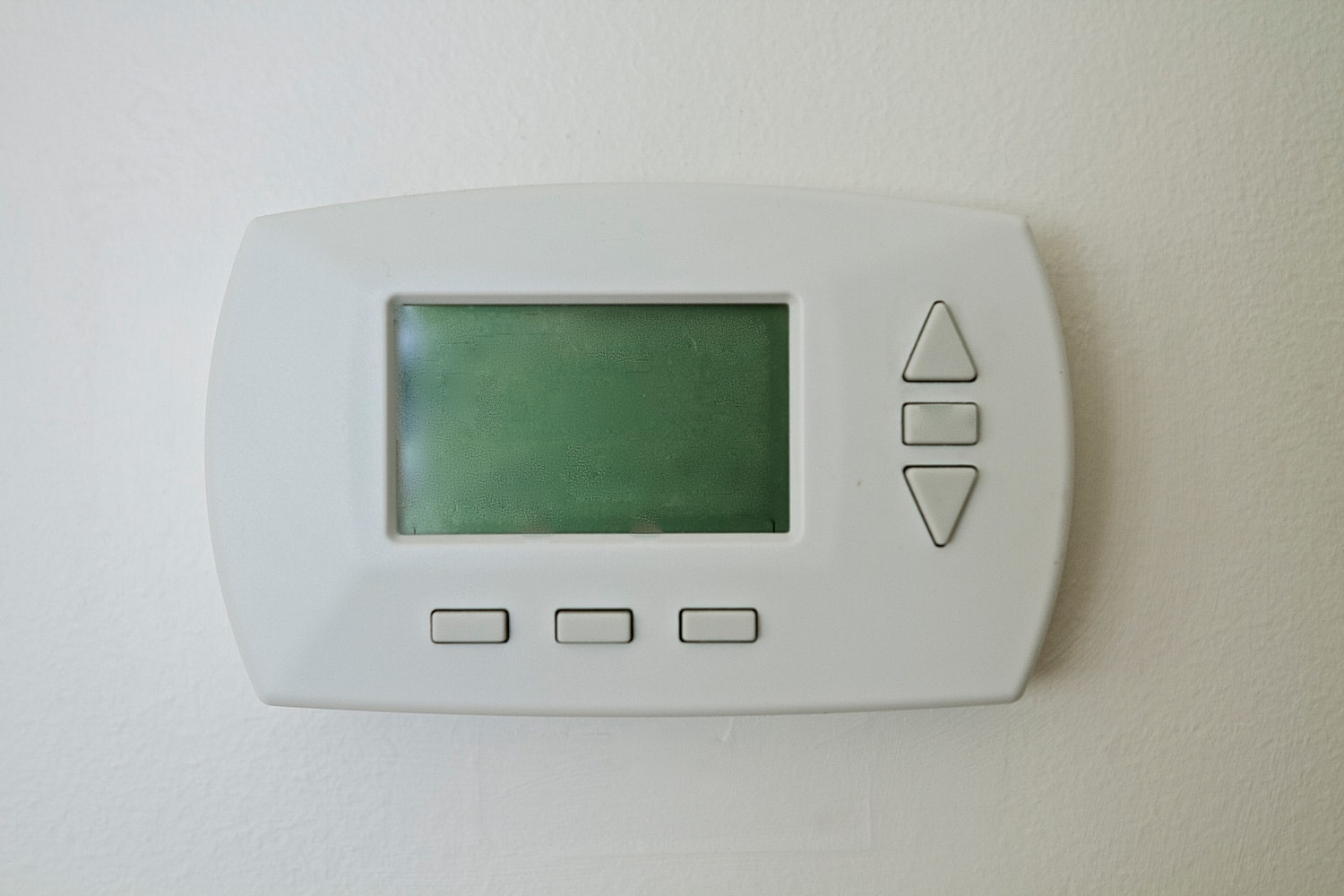 Thermostat with a blank screen for text