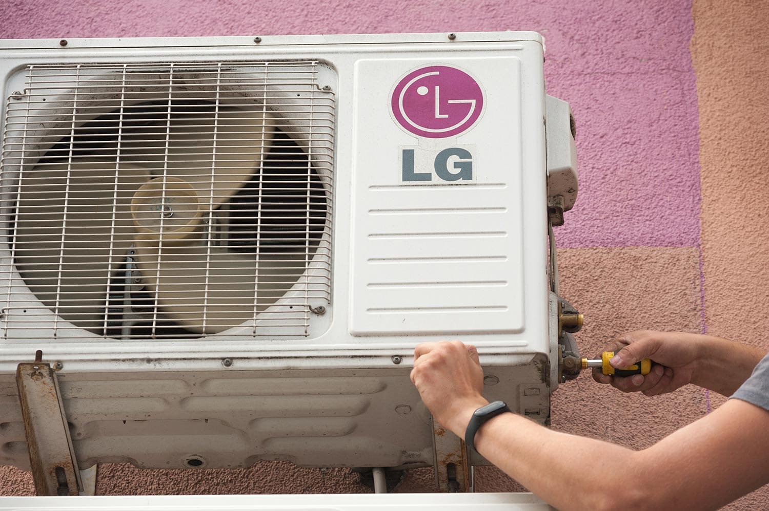 Ttechnician carries out service of the old LG air conditioner unit