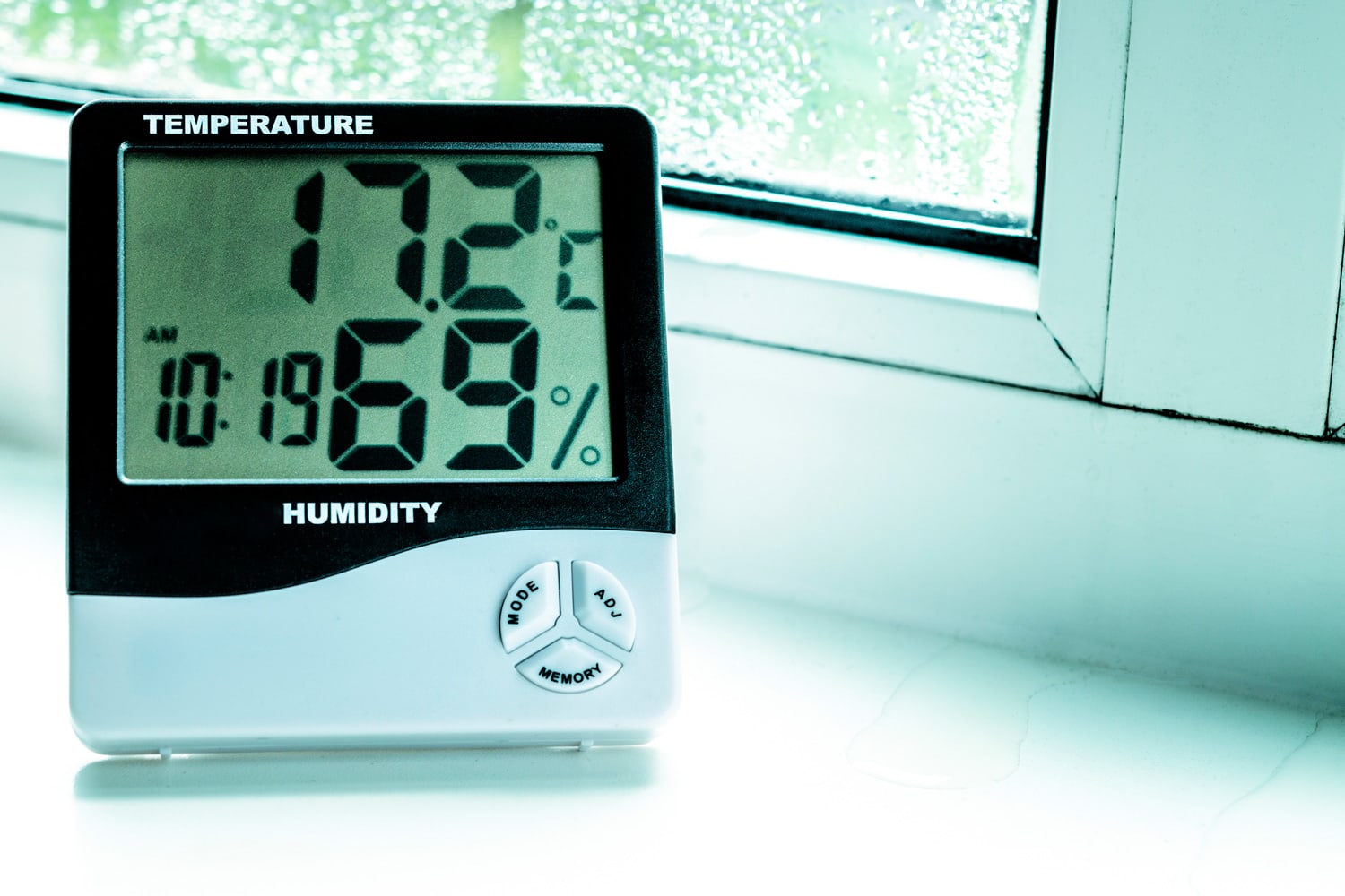 Measurement of temperature and humidity in the room. Plastic windows. Condensate