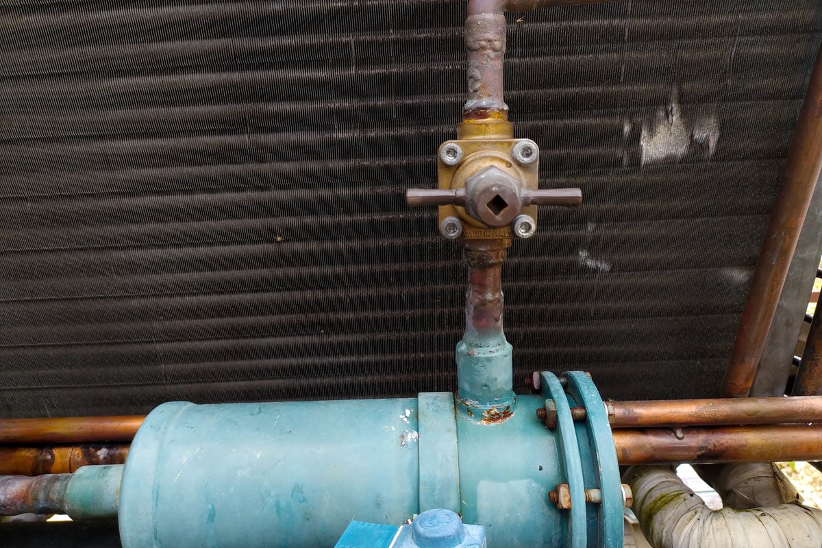 Refrigerant filter and piping condensor system in the chiller machine