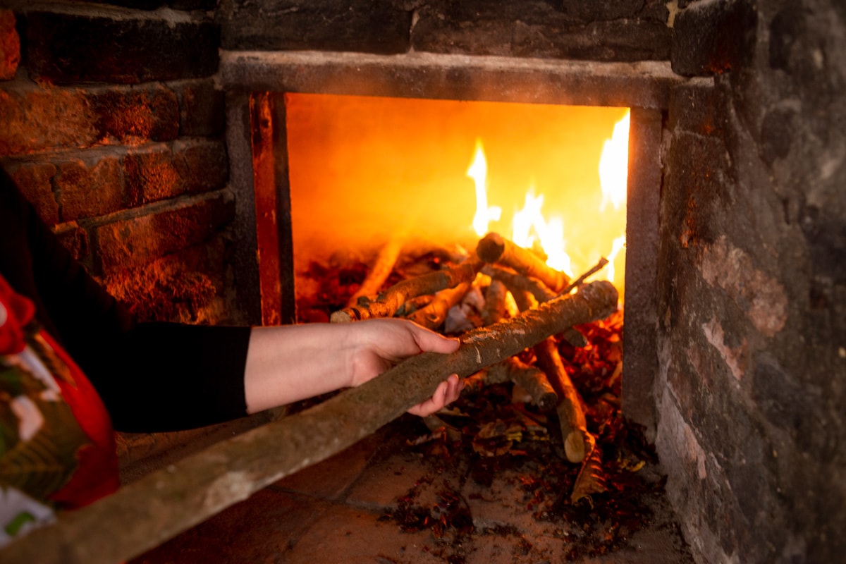 Terni, Umbria, Italy: Preparation of the wood-burning oven