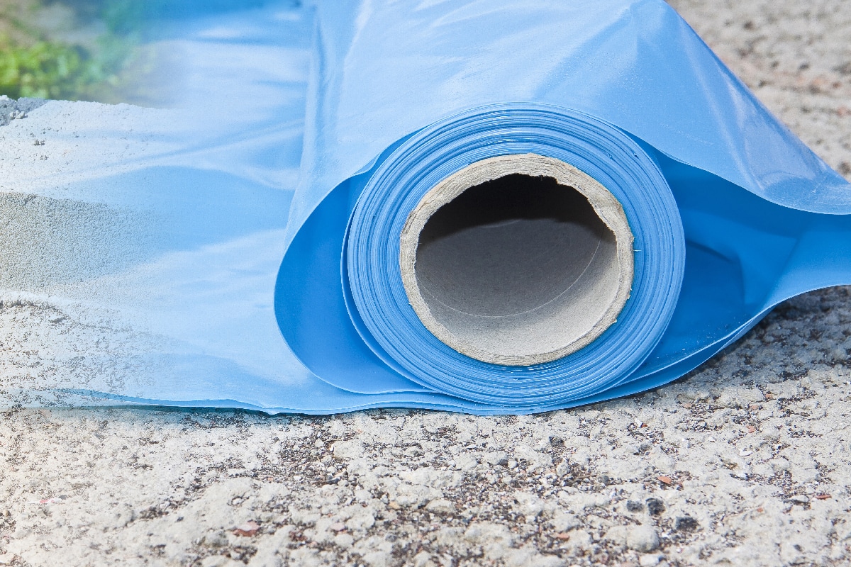 Vapor barrier membrane roll used for the insulation of roofs together with thermal insulation panels