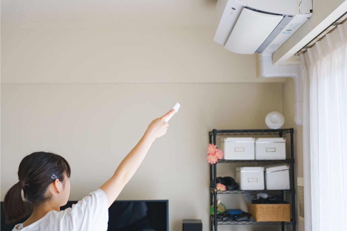 oman control air conditioner power on in Japanese living room