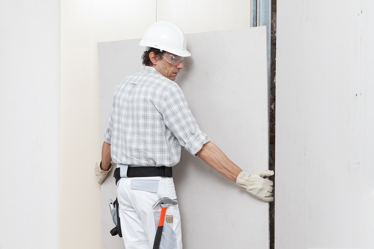 Apply the plasterboard to the wall - Human drywall device to attach paperboard to the wall