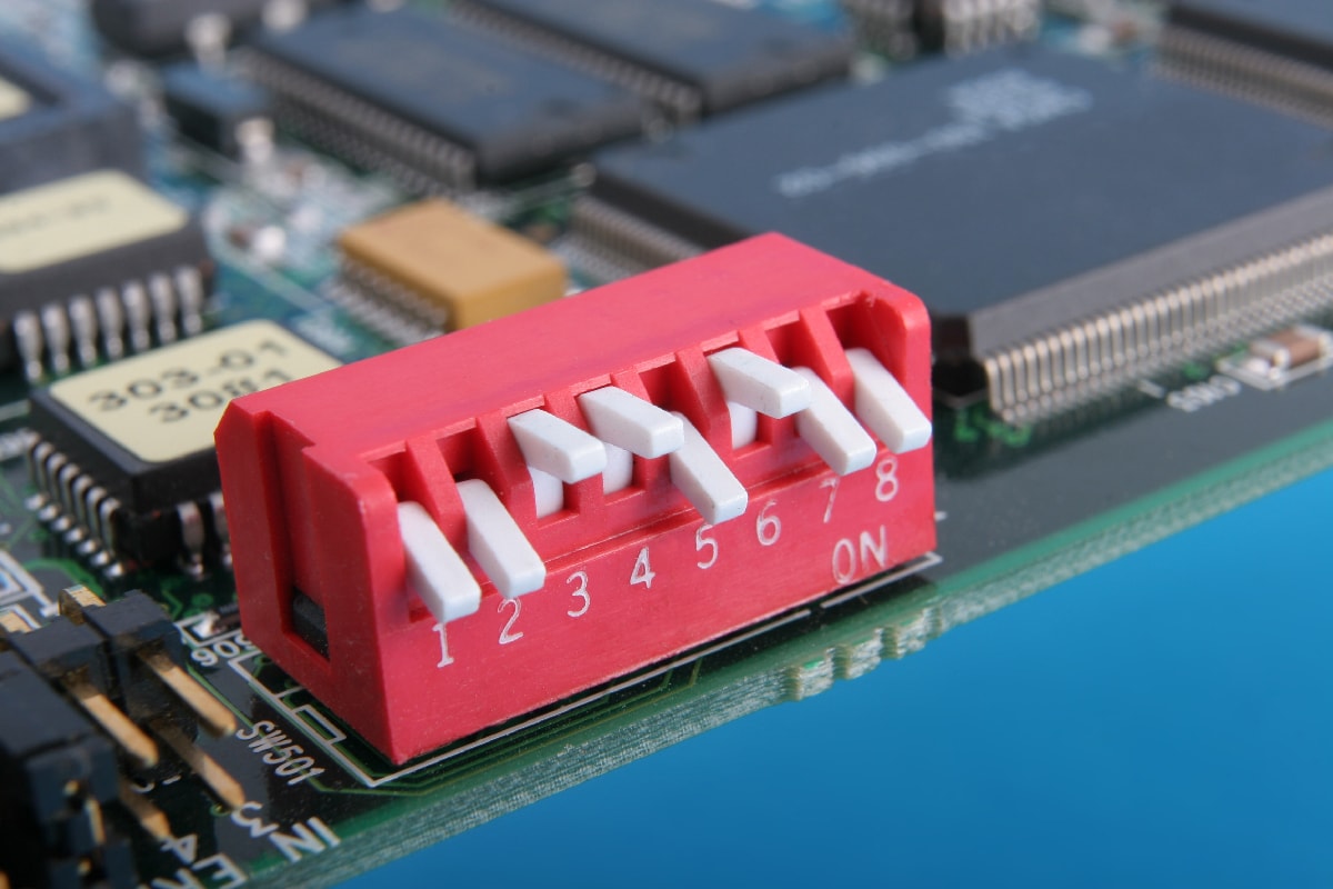 DIP switch and circuit board edge