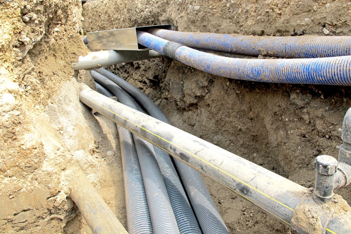 Electrical cables and optical fibres in the digging on a construction site