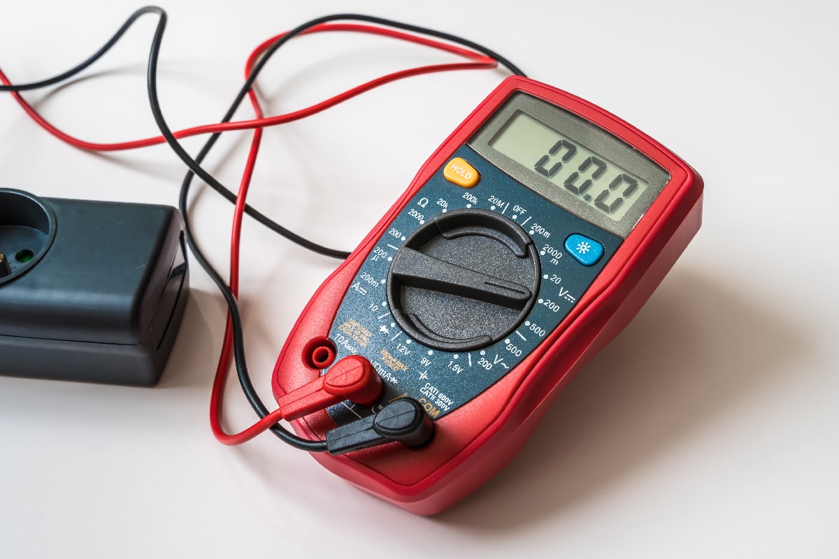 Measurement of voltage in electrical socket 