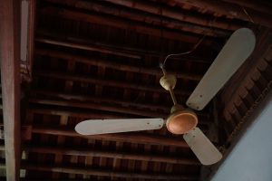 Read more about the article How To Clean Blades On A Retractable Ceiling Fan