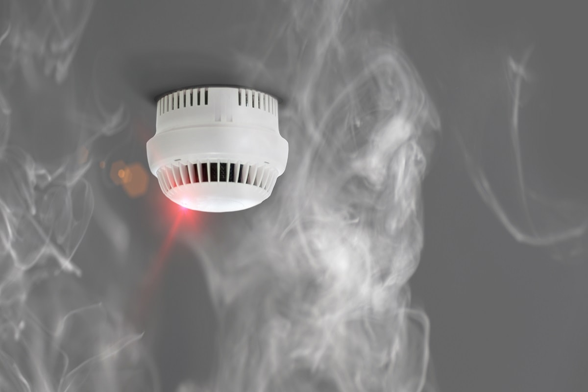 The Device Is In A Temporary Desensitized State - Smoke detector mounted on roof in apartment