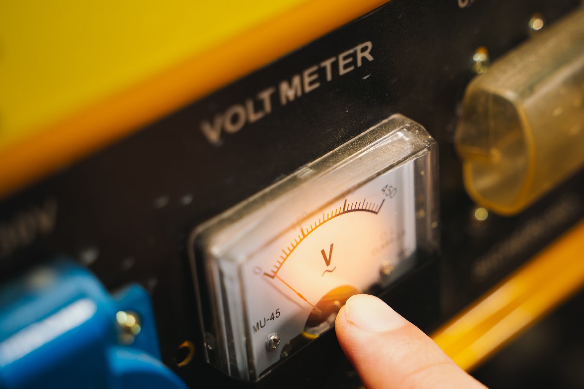 Voltmeter on the body of the gas generator
