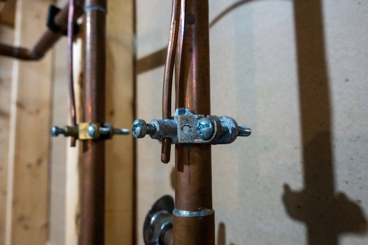 electrical grounding and jumper cable on copper piping
