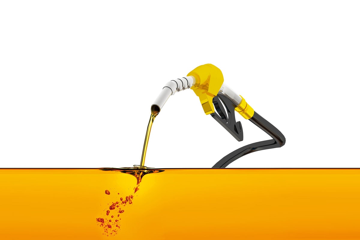 Nozzle pumping gasoline in a tank of fuel nozzle pouring