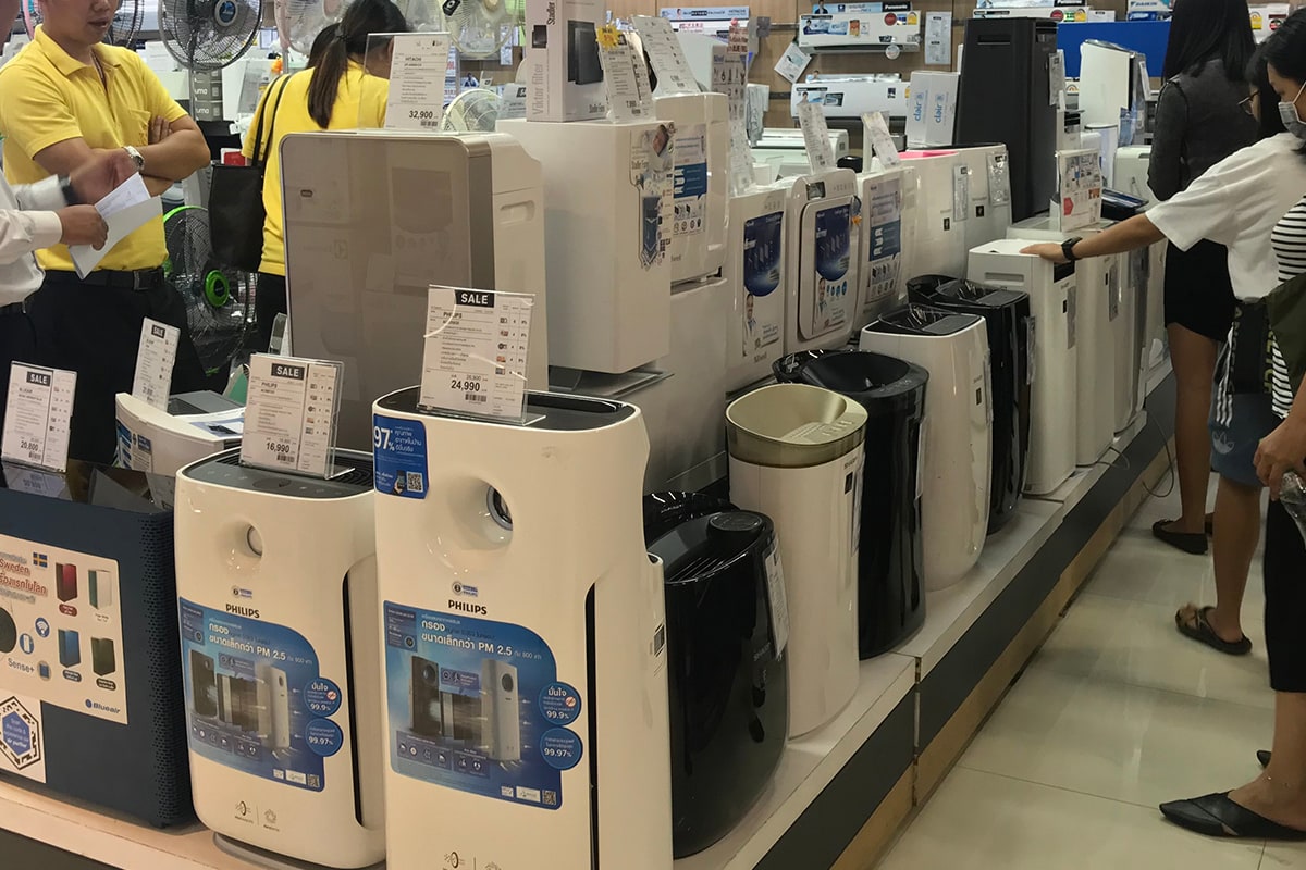 People are choosing the air purifier at the department store