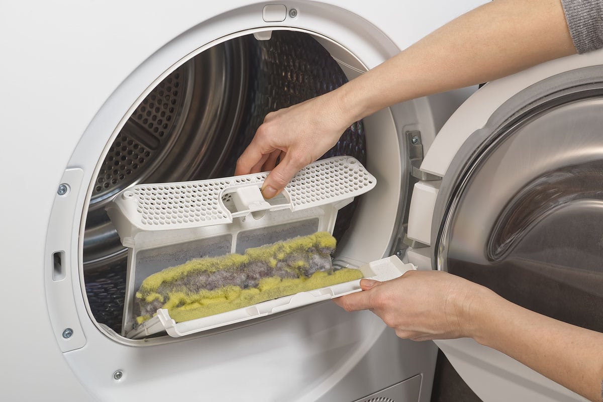Cleaning the filter of the dryer