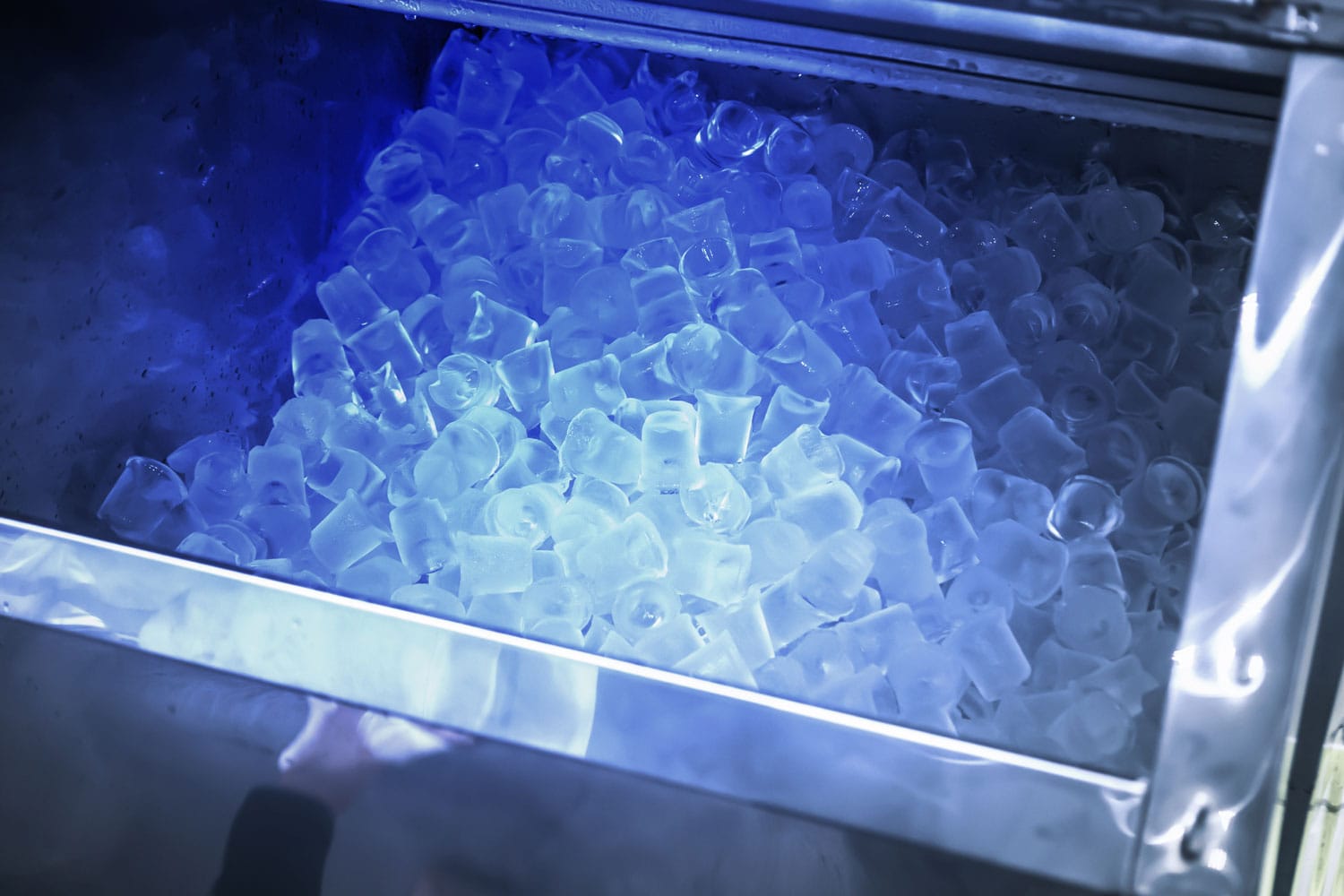 Cube ice machine. Suitable for small beverage shops. 