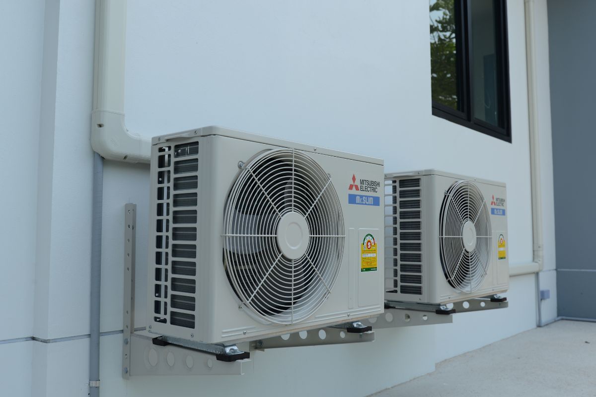 Mitsubishi electric Mr.slim - air conditioning compressor were installed at outside the white house.