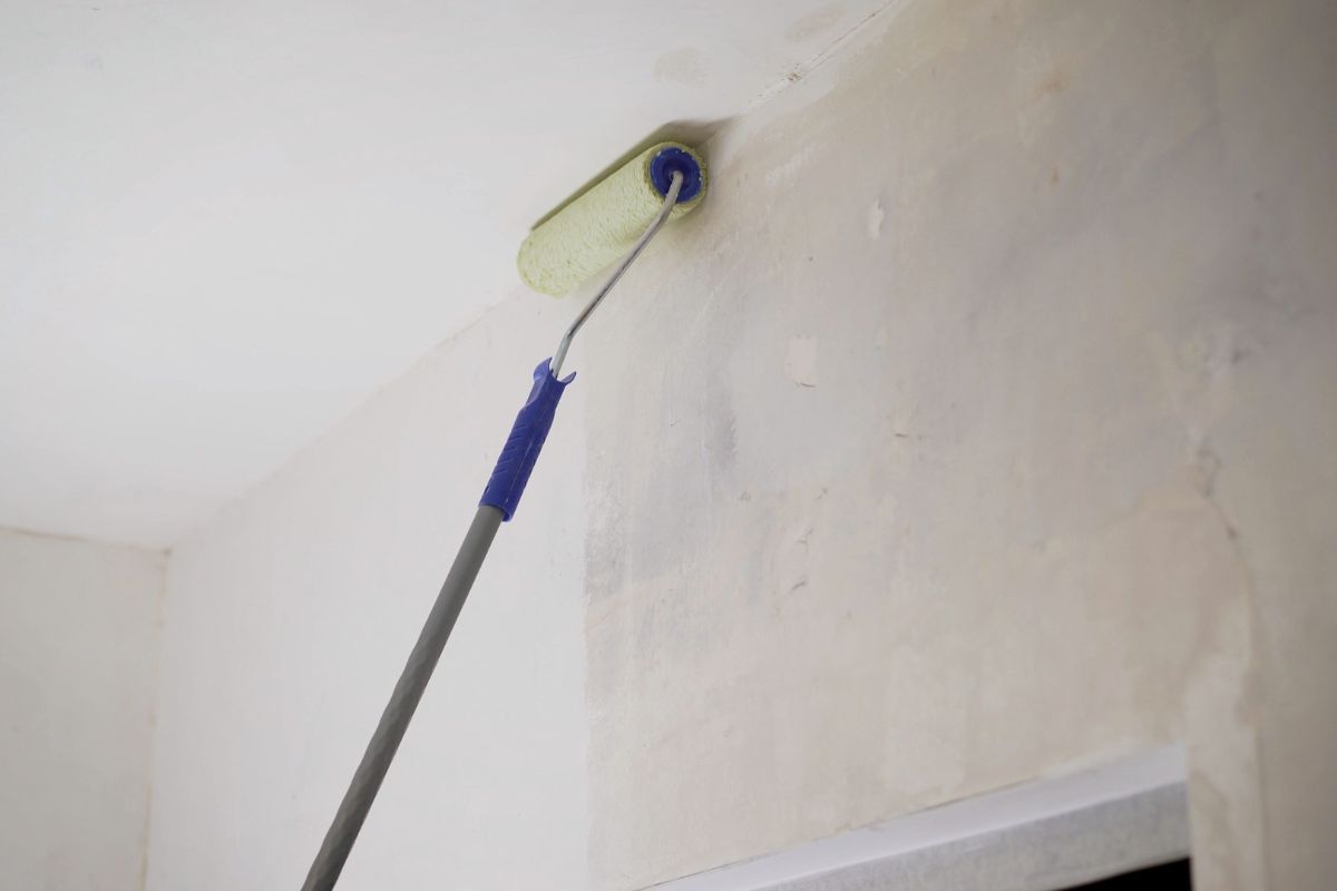 The process of applying a primer to a wall using a roller. The primer solution is applied to the wall using a roller, so as to remove dust and increase adhesion. Primer treatment.