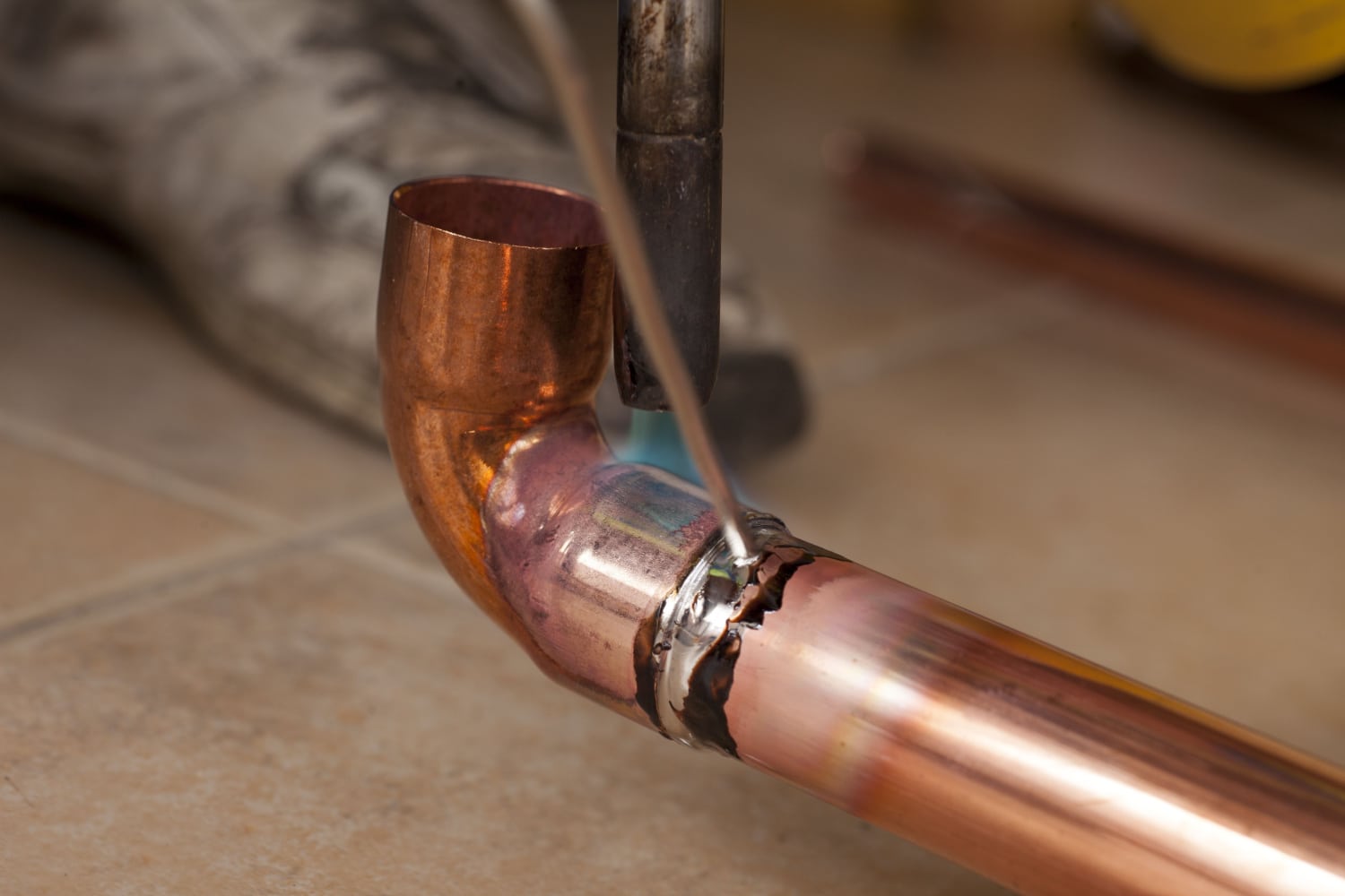 soldering copper pipes with tin and torch